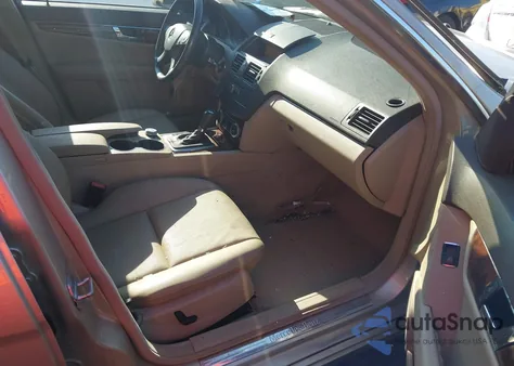 2010 Mercedes-Benz C 300 Luxury/Sport z USA, uszkodzony, nr VIN WDDGF5EB7AR129277